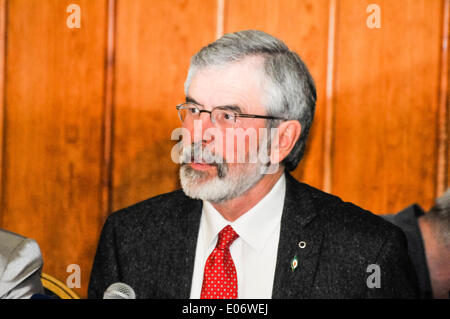 Belfast, Nordirland. 4. Mai 2014 - Gerry Adams hält eine Pressekonferenz, weniger als eine Stunde nach seiner Entlassung aus dem PSNI in Frage zu stellen. Bildnachweis: Stephen Barnes/Alamy Live-Nachrichten Stockfoto