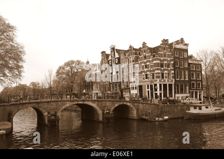 Brücke und alte Häuser, die Prinsengracht Bouwersgracht Kanal in Amsterdam trifft, Jordaan-Viertel, den Niederlanden (Sepia bearbeiten) Stockfoto