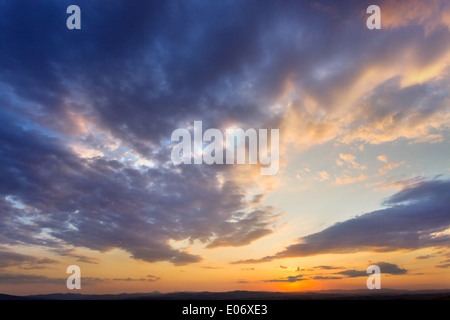 Lebendigen Farben des goldenen Sonnenuntergang im Frühling Stockfoto