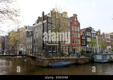 Alte Häuser entlang Herengracht Kanal, Amsterdam im Frühjahr Stockfoto