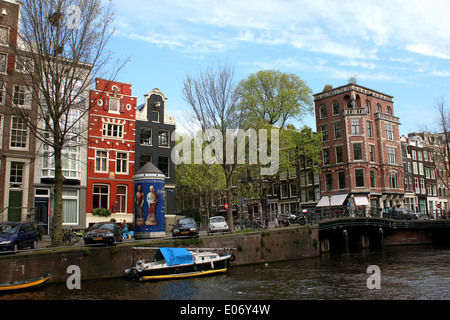 Bunte Amsterdam canal Häuser an der Ecke der Leliegracht & Herengracht Stockfoto