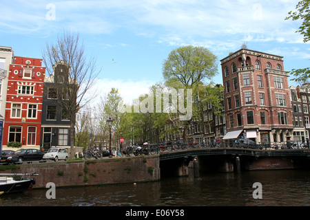 Bunte Amsterdam canal Häuser an der Ecke der Leliegracht und Herengracht Stockfoto