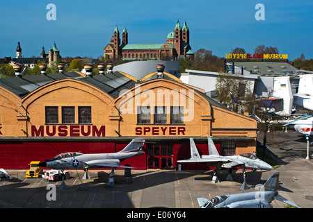 Eines der Gebäude des Museums Speyer in Deutschland mit der Kathedrale im Hintergrund Stockfoto