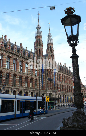 Einkaufszentrum Magna Plaza ein monumentales Gebäude am Nieuwezijds Voorburgwal 182, Amsterdam, Niederlande Stockfoto