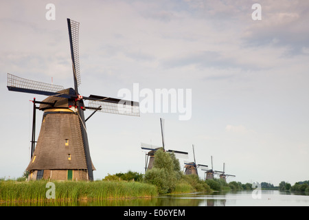 Blick auf fünf Windmühlen bei Sonnenuntergang, Kinderdijk, Nieuw-Lekkerland, Holland. Stockfoto