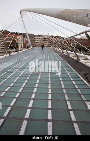 Niedrigen Winkel Ansicht der Zubizuri Fußgänger Fußgängerbrücke, Bilbao, Baskenland, Spanien. Stockfoto