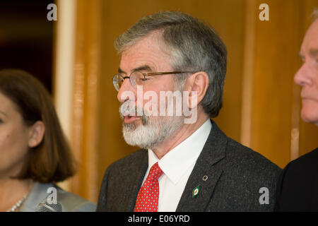 Balmoral Hotel, Belfast, Nordirland, Vereinigtes Königreich. 4. Mai 2014. Sinn Féin Pressekonferenz abhalten, nach der Veröffentlichung von Gerry Adams nach 4 Tagen Haft ohne Anklage im Zusammenhang mit IRA-Mitgliedschaft und dem Tod von Jean McConville in 1972 Credit: Bonzo/Alamy Live News Stockfoto