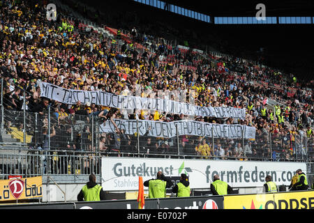 4. Mai 2014 - Kaiserslautern, Rheinland-Pfalz, Deutschland - Dresdner Fans während der 2. Bundesliga-match zwischen 1. FC Kaiserslautern und Dynamo Dresden im Fritz-Walter-Stadion am 4. Mai 2014 in Kaiserslautern, Deutschland. (Foto von Ulrich Roth) (Kredit-Bild: © Ulrich Roth/NurPhoto/ZUMAPRESS.com) Stockfoto