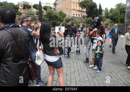 Rom Italien. 4. Mai 2014. Am 4. Mai sei mit euch - Star Wars Tag durch das Kolosseum in Rom. © Gari Wyn Williams / Ala Stockfoto
