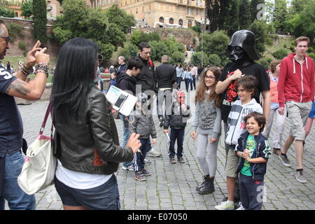 Rom Italien. 4. Mai 2014. Am 4. Mai sei mit euch - Star Wars Tag durch das Kolosseum in Rom. © Gari Wyn Williams / Ala Stockfoto