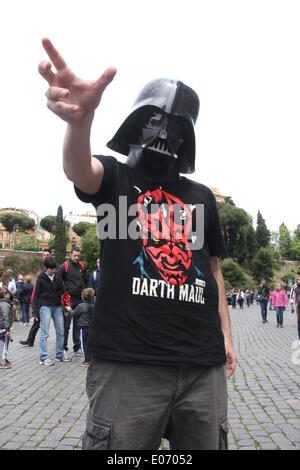 Rom Italien. 4. Mai 2014. Am 4. Mai sei mit euch - Star Wars Tag durch das Kolosseum in Rom. © Gari Wyn Williams / Ala Stockfoto