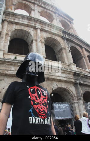 Rom Italien. 4. Mai 2014. Am 4. Mai sei mit euch - Star Wars Tag durch das Kolosseum in Rom. © Gari Wyn Williams / Ala Stockfoto