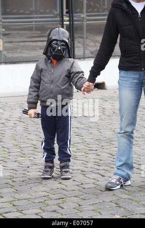 Rom Italien. 4. Mai 2014. Am 4. Mai sei mit euch - Star Wars Tag durch das Kolosseum in Rom. © Gari Wyn Williams / Ala Stockfoto