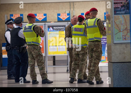 London, UK. 05.03.2014. Die Royal Military Police auf Patrouille mit der Metropolitan Police in Kingston. Die Militärpolizei haben sich zusammengeschlossen mit der Met zu Polizei-die Nachtschwärmer aus der heutigen Armee Vs Navy Rugby-Spiel in Twickenham. Stockfoto