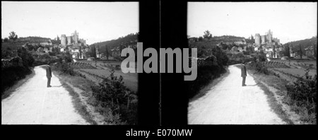 Ein Foto, das den Weg zum Château de Bonaguil festnimmt und die malerische Route und die mittelalterliche Architektur der Festung zeigt. Stockfoto