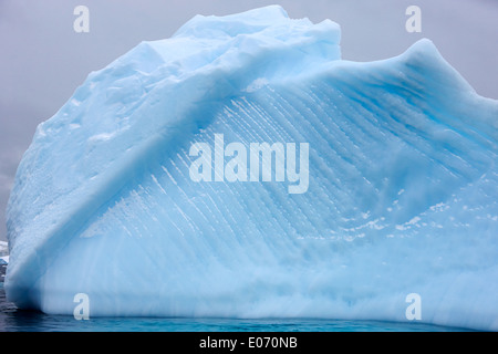 Eisberg mit gestreiften geraden und Wasserlinie Erosion in der Nähe von Cuverville Island Antarktis Stockfoto