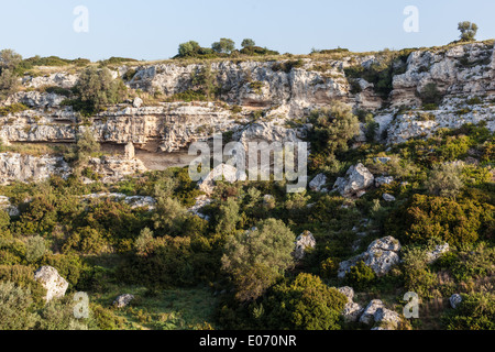 einem rauen Felsen befindet sich in der Riggio Schlucht, in der Nähe von Grottaglie, eine kleine Stadt in Süditalien Stockfoto