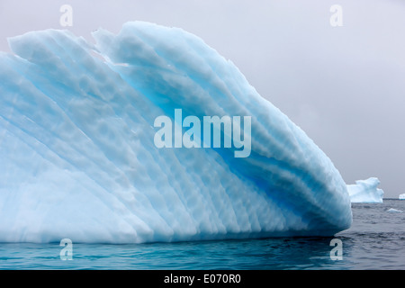 Eisberg mit gestreiften geraden und Wasserlinie Erosion in der Nähe von Cuverville Island Antarktis Stockfoto