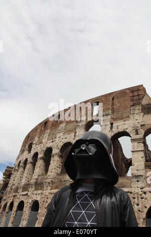 Rom Italien. 4. Mai 2014. Am 4. Mai sei mit euch - Star Wars Tag durch das Kolosseum in Rom. © Gari Wyn Williams / Ala Stockfoto