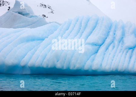 Eisberg mit gestreiften geraden und Wasserlinie Erosion in der Nähe von Cuverville Island Antarktis Stockfoto