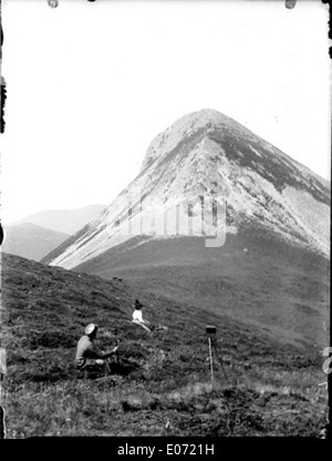 Dieses Foto vom 19. Juli 1898 zeigt Caroline und ihren Führer Paul an der Puy Griou Pyramide in Cantal, Frankreich. Es ist ein wichtiges historisches Bild aus dem späten 19. Jahrhundert, das einen Bergausflug zeigt. Stockfoto