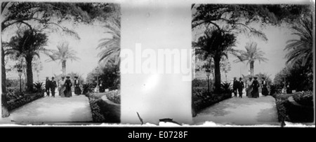 Dieses historische Bild mit dem Titel „Descente de la gare, Monte-Carlo“ fängt einen Moment der Transformation Monte Carlos Anfang des 20. Jahrhunderts ein. Die Szene zeigt den belebten Bahnhof mit Passagieren und eleganter Architektur. Stockfoto