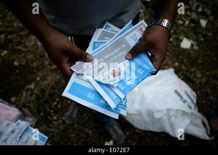 Panama City, Panama. 4. Mai 2014. Ein polling Beamter zerstört übrig gebliebenen Stimmzettel, nachdem Stimmrecht in einem Wahllokal in Panama-Stadt, Hauptstadt von Panama, auf 4. Mai 2014 abgeschlossen ist. Das Abstimmungsverfahren bei den panamaischen Parlamentswahlen geschlossen am Sonntag um 16 Uhr Ortszeit (GMT-2100). © Mauricio Valenzula/Xinhua/Alamy Live-Nachrichten Stockfoto