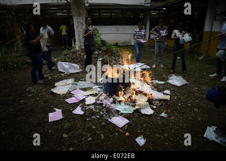 Panama City, Panama. 4. Mai 2014. Polling-Beamten brennen übrig gebliebenen Stimmzettel, nachdem Stimmrecht in einem Wahllokal in Panama-Stadt, Hauptstadt von Panama, auf 4. Mai 2014 abgeschlossen ist. Das Abstimmungsverfahren bei den panamaischen Parlamentswahlen geschlossen am Sonntag um 16 Uhr Ortszeit (GMT-2100). © Mauricio Valenzula/Xinhua/Alamy Live-Nachrichten Stockfoto