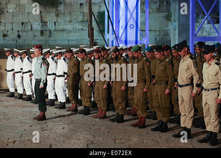 Jerusalem. 4. Mai 2014. Israelische Soldaten stehen noch Trauer um gefallene Soldaten während einer Zeremonie Gedenktag an der Klagemauer in der Altstadt von Jerusalem, am 4. Mai 2014. Heulen Sirenen Millionen Israelis im Keim Sonntag Abend anhalten, um einen Moment der Stille als die Nation zu beobachten sah gestartet Remembrance Day Veranstaltungen als Hommage an seine 23.169 gefallenen Soldatinnen und Soldaten. © JINI/Xinhua/Alamy Live-Nachrichten Stockfoto