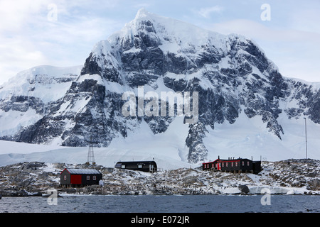 Port Lockroy british antarctic Heritage Trust Station auf Goudier-Insel mit Luigi Peak im Hintergrund der Antarktis Stockfoto