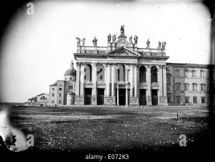 Dieser Panoramablick zeigt die Archbasilika St. John Lateran in Rom, eine der ältesten und wichtigsten Kirchen der Stadt. Die Basilika ist eine wichtige religiöse Stätte und die Kathedrale der Diözese Rom. Stockfoto