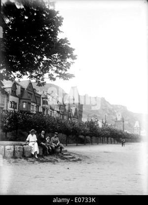 Das Bild zeigt einen Blick auf die Promenade in Oberwesel in Rheinland-Pfalz. Dieser malerische Ort ist bekannt für seine schöne Aussicht entlang des Flusses und historische Sehenswürdigkeiten in der Region. Stockfoto