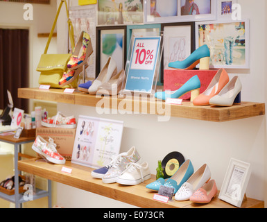 Bunte Frauenschuhe auf dem Display an Oriental Traffic Stores in Tokio, Japan. Stockfoto