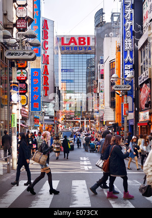 Menschen auf Straßen in Shibuya mit LABI speichern im Hintergrund. Tokio, Japan. Stockfoto