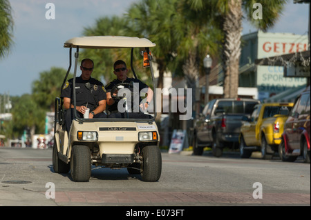 Leesburg Florida City Polizisten Reiten in einem Golf-Cart-Patrouille Straßen der Stadt. Stockfoto