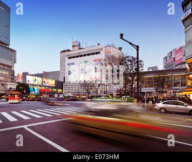 Verschwommene Taxi Taxi vor Tokyu Gebäude und Bahnhof Shibuya in Tokio, Japan Stockfoto