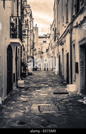 eine Gasse befindet sich in Ostuni, auch bekannt als "die weiße Stadt", im Süden von Italien Stockfoto