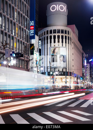 Shibuya Marui OI Stadt, OIOI, 0101 Mode Kleidung Shop nächtliche Stadt Landschaft mit Ampel-Trails. Shibuya, Tokyo, Japan Stockfoto