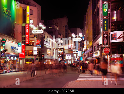 Menschen auf der Straße in der Nacht in Shibuya, Tokyo, Japan 2014 Chidori dori Stockfoto