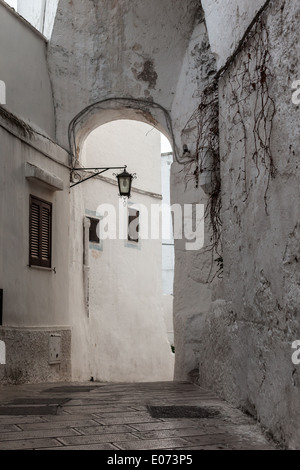 eine Gasse befindet sich in Ostuni, auch bekannt als "die weiße Stadt", im Süden von Italien Stockfoto