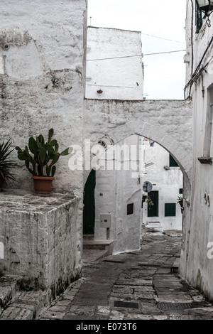 eine Gasse befindet sich in Ostuni, auch bekannt als "die weiße Stadt", im Süden von Italien Stockfoto