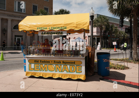 Mädchen eine Lemonade Stand Setup am Straßenrand in Leesburg, Florida in Betrieb. Stockfoto