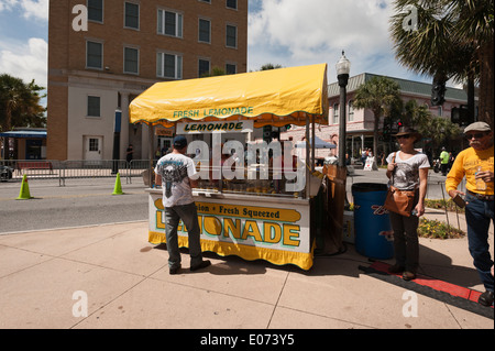 Mädchen eine Lemonade Stand Setup am Straßenrand in Leesburg, Florida in Betrieb. Stockfoto