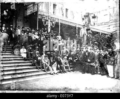 Dieses Foto zeigt die Mitglieder des Club Alpin, der sich 1899 im Casino in Luchon versammelte. Das Bild bietet einen historischen Einblick in die frühe Bergsteigerkultur und die gesellschaftlichen Zusammenkünfte der Alpenvereine im späten 19. Jahrhundert. Stockfoto