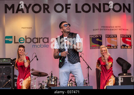 Trafalgar Square, London, UK. 4. Mai 2014.  Der Bürgermeister von London eingeladen Londoner feiern Vaisakhi, am Anfang des neuen Jahres Sikh durch zuschauen live auf der Bühne, die Aufführungen organisiert von Sony Entertainment Network.  Im Bild: Juggy D, bekannt als "The Punjabi Rockstar", derzeit einer der einflussreichsten Punjabi Sänger und Performer in der asiatischen Musikindustrie.      Bildnachweis: Stephen Chung/Alamy Live-Nachrichten Stockfoto