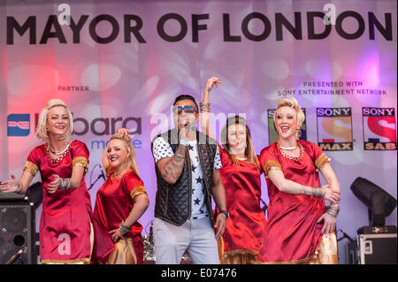 Trafalgar Square, London, UK. 4. Mai 2014.  Der Bürgermeister von London eingeladen Londoner feiern Vaisakhi, am Anfang des neuen Jahres Sikh durch zuschauen live auf der Bühne, die Aufführungen organisiert von Sony Entertainment Network.  Im Bild: Juggy D, bekannt als "The Punjabi Rockstar", derzeit einer der einflussreichsten Punjabi Sänger und Performer in der asiatischen Musikindustrie.      Bildnachweis: Stephen Chung/Alamy Live-Nachrichten Stockfoto