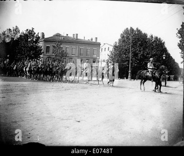 Dieser Titel bezieht sich wahrscheinlich auf eine militärische Szene in einer städtischen Umgebung, in der Soldaten oder militärische Operationen in einer städtischen Umgebung dargestellt werden. Der Schwerpunkt würde auf der militärischen Präsenz in zivilen Gebieten liegen, die auf städtische Kriegsführung oder friedenserhaltende Operationen zurückzuführen ist. Stockfoto
