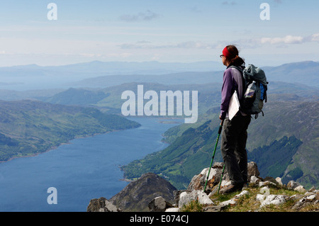 Eine Dame Hillwalker auf dem Gipfel des Sgurr Na Moraich, die letzte Spitze (S-n) durchqueren von fünf Schwestern von Kintail, Schottland Stockfoto