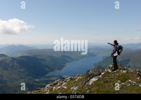 Eine Dame Hillwalker auf dem Gipfel des Sgurr Na Moraich, die letzte Spitze (S-n) durchqueren von fünf Schwestern von Kintail, Schottland Stockfoto