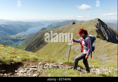 Eine Dame Hillwalker auf dem Aufstieg der Sgurr Fhuaran auf die fünf Schwestern Kintail traverse Stockfoto